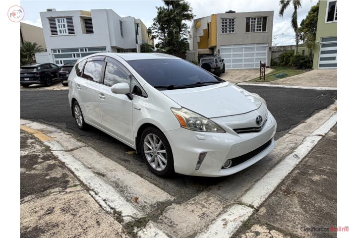 2012 Toyota Prius V hybrid car