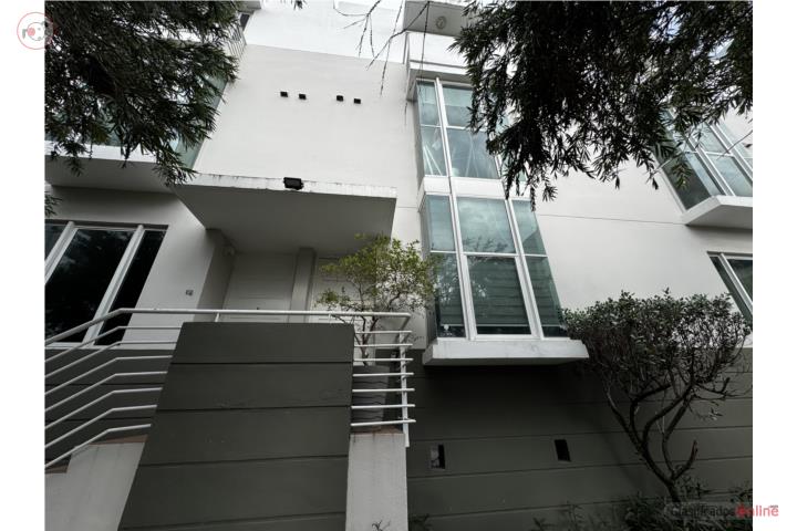 Townhouse in Santurce: 3 bedrooms, 2.5 bathrooms, and full floor